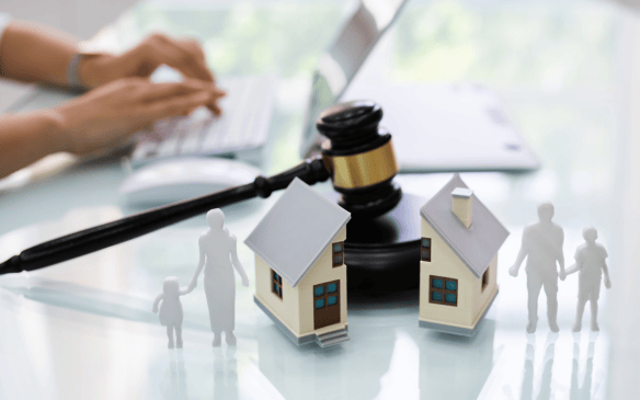 ¿Es aplicable la exención por reinversión en el IRPF a la ganancia patrimonial obtenida en una disolución de condominio sobre la vivienda habitual en un proceso de divorcio?