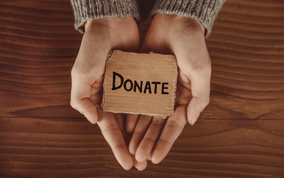 ¿Cuál es el periodo temporal en el que donante debe cumplir el requisito de remuneración para poder aplicar la reducción del 95% en la donación de unas participaciones?