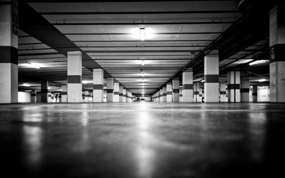 ¿Se puede aplicar en IVA el tipo reducido en la compraventa por un solo cónyuge de un garaje y un trastero si se hace en el mismo acto en el que, junto con su cónyuge, adquiere una vivienda, otro garaje y otro trastero en el mismo edificio?