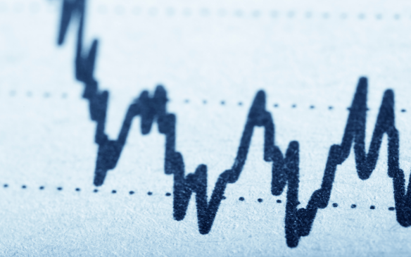 La relación entre los bajos tipos de interés, la inflación y el descontrolado incremento de la deuda publica